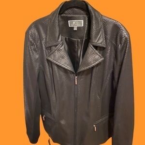 JM COLLECTIONS BLACK ZIP JACKET WITH FAUX SNAKE SKIN LOOK SIZE 16